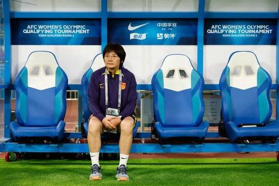 杂志形态便携电脑随着智能手机、平板电脑被开发出折叠、三折叠等越来越多的形态，《碟中谍5》当中这个曾经看起来有些不可思议，由一本杂志伪装而成的便携电脑，如今很有希望变成现实。