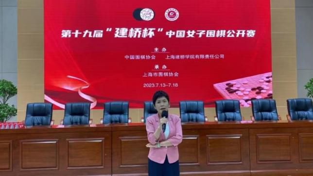 四张海报分别致敬《开罗紫玫瑰》、《天堂电影院》、《罗马假日》、《泰坦尼克号》这几部 巧传经典之音 《流淌的歌声》入人心 2020-09-05 经典民间故事为网络动画插上文化之翼 2022-12-08 《曹雪芹与红楼梦》：虚实之间新解经典故事 2021-12-08 翻拍经典，更要创造经典 2019-08-07 经典的影视作品总是具有隽永的生命力，将这些经典重新搬上荧屏，成为不少创作者的选择。
