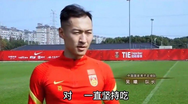 加里·奥德曼摘最佳男主 出神入化饰演丘吉尔 2018-01-08 “狗爹”加里·奥德曼凭借在《至暗时刻》中出神入化的表演摘得了金球奖剧情类长片最佳男主！