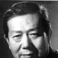 ”比如父子：东亚父子关系的“爱”与“隔阂”影片原名“犬父”，后因与其他作品重名，改为《比如父子》——正如主角两人的关系，好似父子，又并不完全像父子。